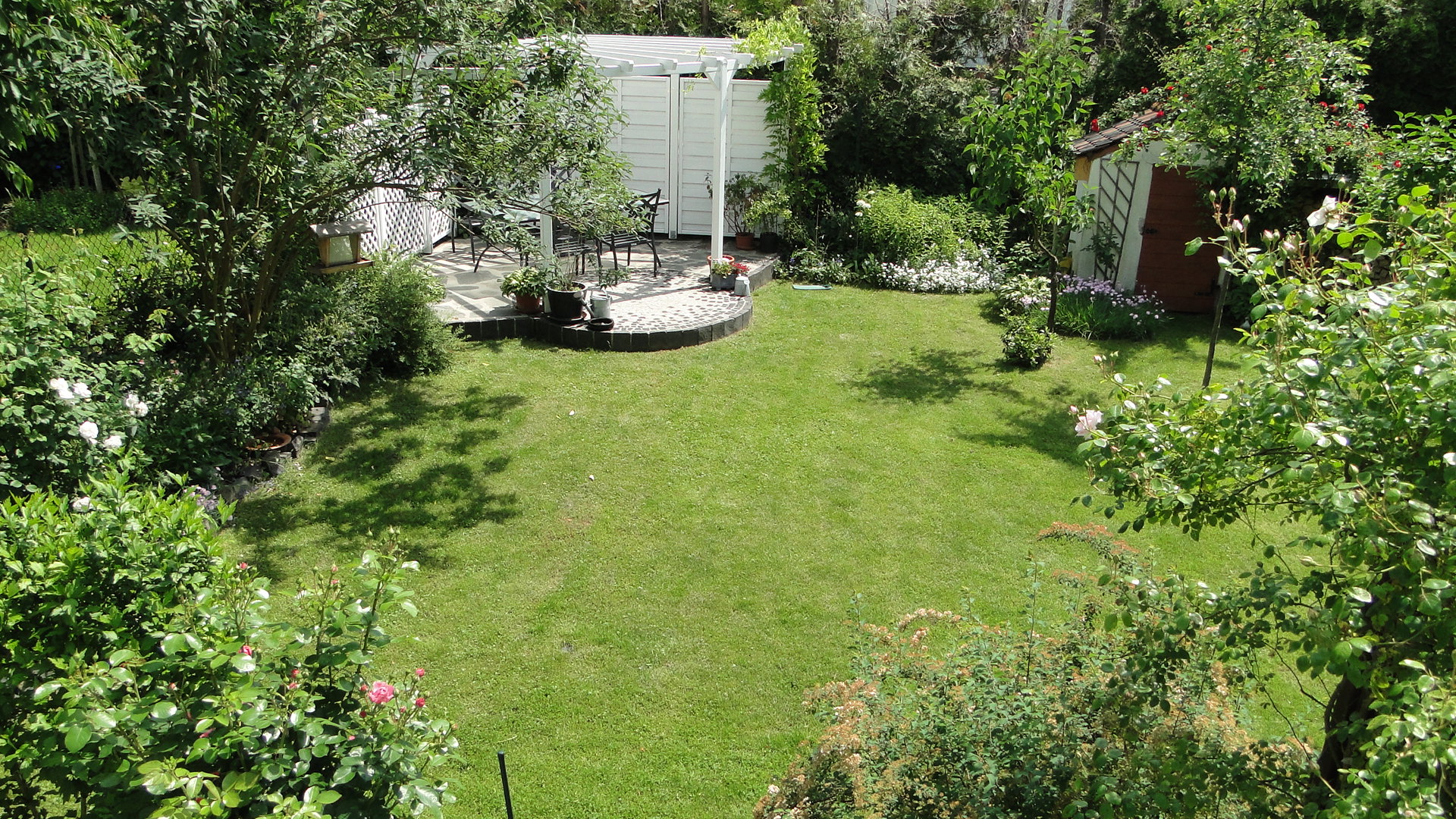 Blick aus dem Wiga auf die linke Gartenseite